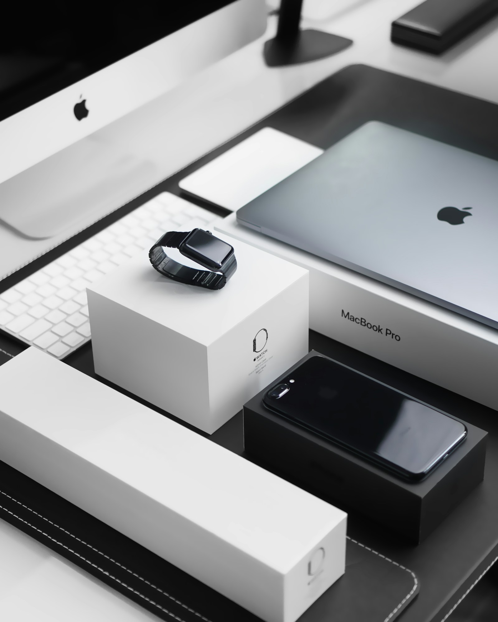 Tecnología y accesorios sobre una mesa