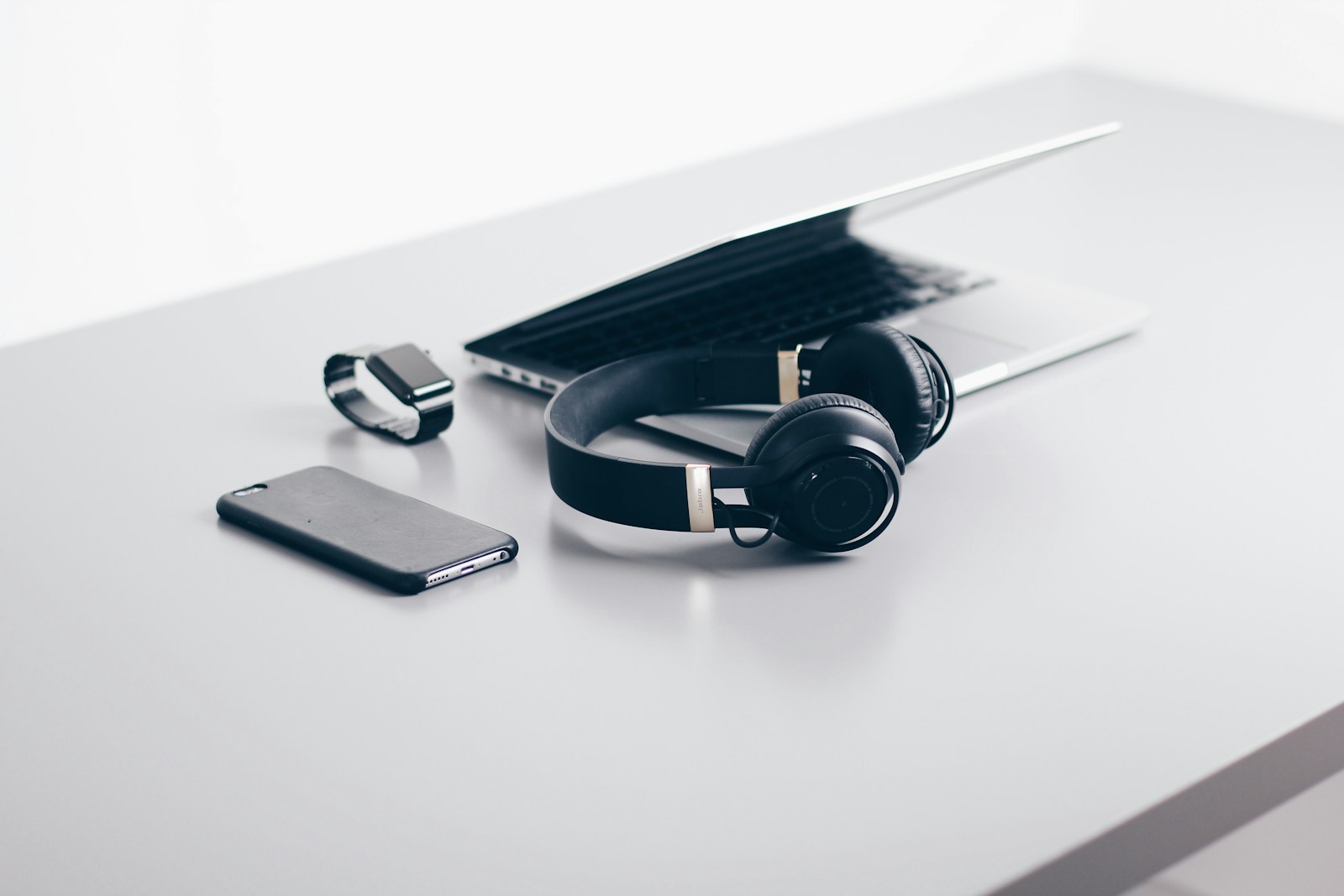 Un espacio creativo con tecnología y accesorios